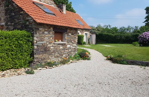 Lannion Apartment | Bright gîte with terrace and quiet garden