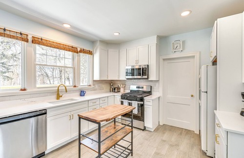 La Porte House | Bright Home Near Pine Lake w/Deck & Yard