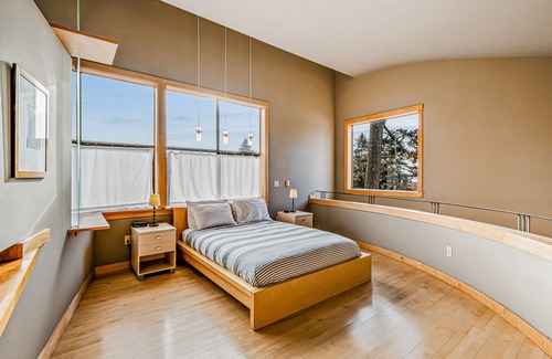 Coupeville Cottage | Bright island home with a mountain view, shared pool, & beach access