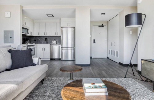 Illinois Medical District Apartment | Bright Medical District 2BR w/ Gym + W/D, 1 block to L, by Blueground