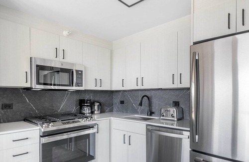 Illinois Medical District Apartment | Bright Medical District 2BR w/ Gym + W/D, 1 block to L, by Blueground
