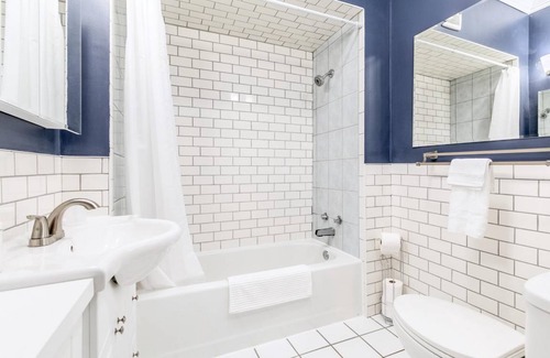 Kirkendall North Apartment | Bright & Modern 2BR Apartment with Netflix!