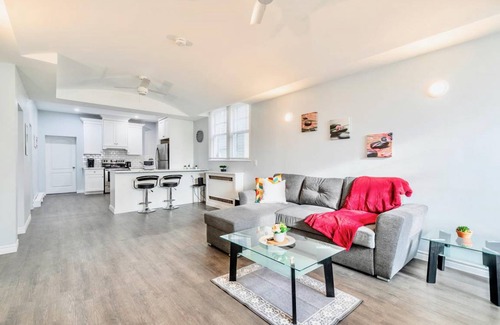 Kirkendall North Apartment | Bright & Modern 2BR Apartment with Netflix!