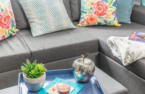 Centretown West Apartment | Bright/Modern 2BR Downtown - Rooftop Terrace!