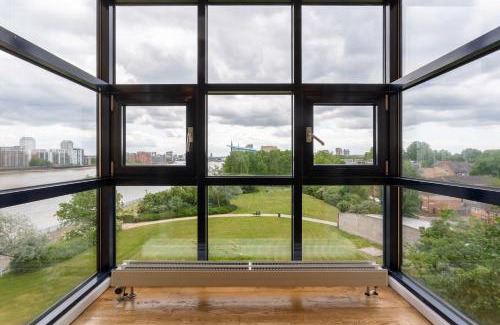 Surrey Docks Apartment | Bright Modern One-Bed with Stunning View of Thames