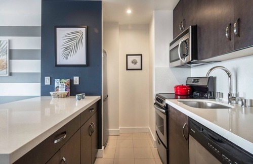 Lower Nob Hill Apartment | Bright Nob Hill Studio w/Gym, Sauna + City View by Blueground