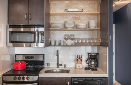 Lower Nob Hill Apartment | Bright Nob Hill Studio w/Gym, Sauna + City View by Blueground