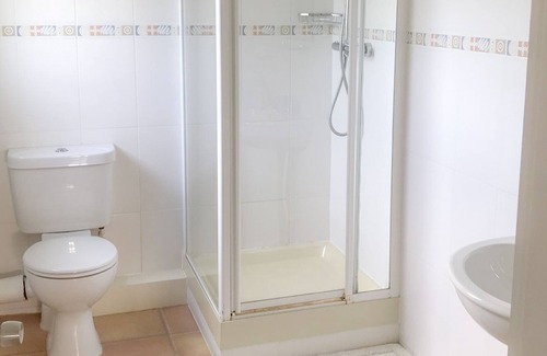 Prospect House | Bright One bed Apartment - 5 minutes from beach!