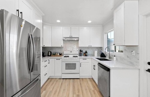 Redwood City House | Bright & Peace 3BR, RWC Fresh Remodeled & Spotless