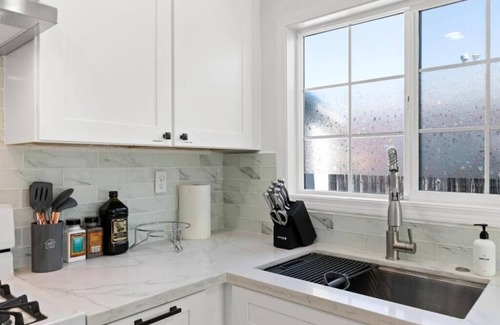 Redwood City House | Bright & Peace 3BR, RWC Fresh Remodeled & Spotless