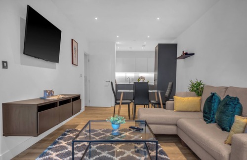 Stratford Apartment | Bright, Pet-Friendly Hackney Wick Flat with Canal Views & Top Amenities