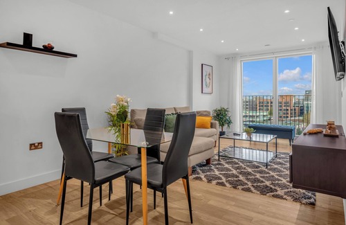 Stratford Apartment | Bright, Pet-Friendly Hackney Wick Flat with Canal Views & Top Amenities