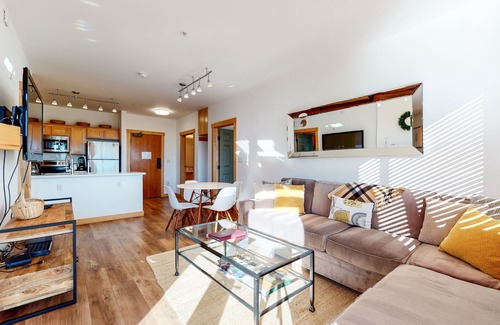 Mammoth Lakes Condo | Bright & Remodeled. Balcony, Great Views, Quiet Location. Pool On-site