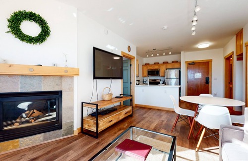 Mammoth Lakes Condo | Bright & Remodeled. Balcony, Great Views, Quiet Location. Pool On-site