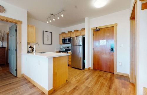 Mammoth Lakes Condo | Bright & Remodeled. Balcony, Great Views, Quiet Location. Pool On-site