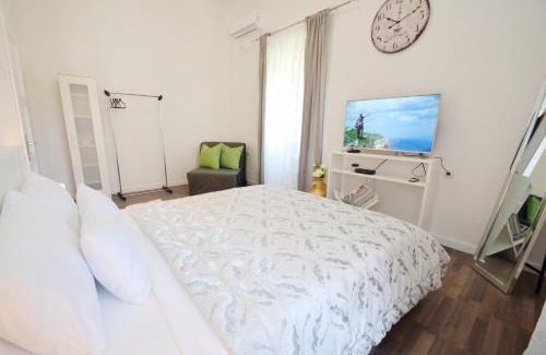 Kotor Old Town Apartment | Bright, Romantic & Super Stylish Old Town Flat with Seaview & Shared Terrace