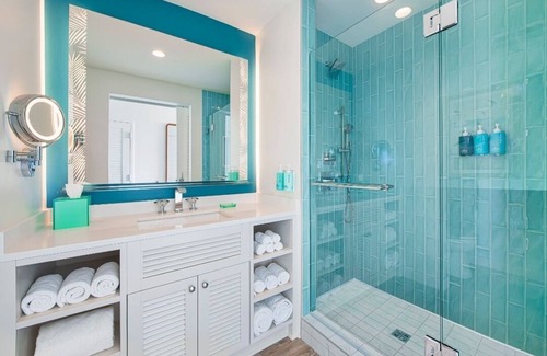 I-435 West KC-KS Hotel | Bright Room w/Balcony 5 Min From Kansas City Attractions - with Tropical Vibes