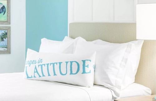 I-435 West KC-KS Hotel | Bright Room w/Balcony 5 Min From Kansas City Attractions - with Tropical Vibes