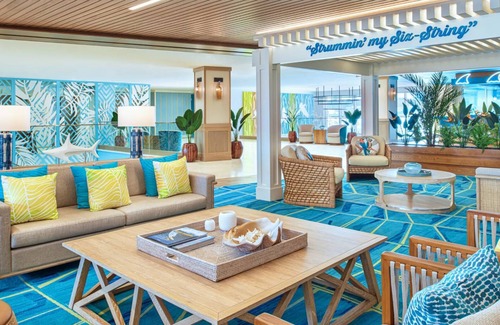 I-435 West KC-KS Hotel | Bright Room w/Balcony 5 Min From Kansas City Attractions - with Tropical Vibes