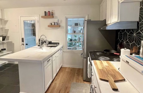 Ferndale House | Bright & Snug 2-bedroom house in wonderful Ferndale with WiFi