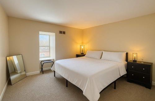 Soulard Apartment | Bright Soulard Loft-King-Queen 2 Baths Parking