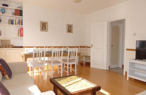 St. Pancras Apartment | Bright, spacious 2 bedroom flat by Russell Square
