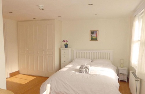 St. Pancras Apartment | Bright, spacious 2 bedroom flat by Russell Square