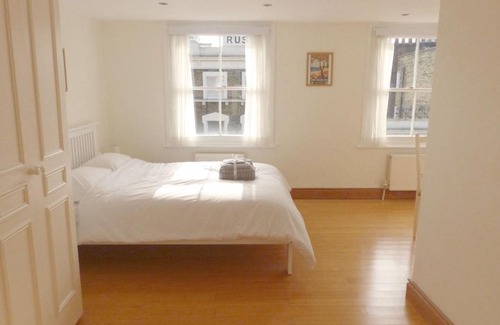 St. Pancras Apartment | Bright, spacious 2 bedroom flat by Russell Square