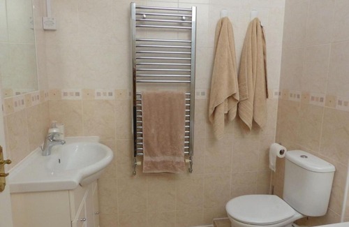St. Pancras Apartment | Bright, spacious 2 bedroom flat by Russell Square