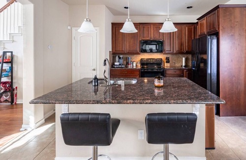 Irving House | Bright & Spacious 3 Bedroom Townhome, Minutes from DFW Airport