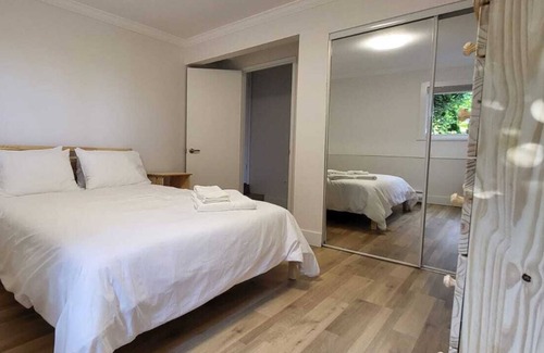 Upper Lonsdale House | Bright Spacious 2 Bedroom Guest Suite