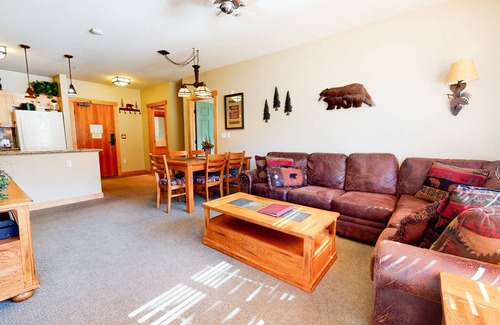 Mammoth Lakes Condo | Bright, Spacious, Mtn Modern! Quiet Location near Biking Trails, Pool On-site