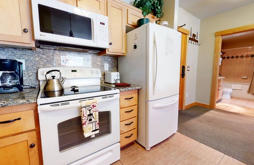 Mammoth Lakes Condo | Bright, Spacious, Mtn Modern! Quiet Location near Biking Trails, Pool On-site