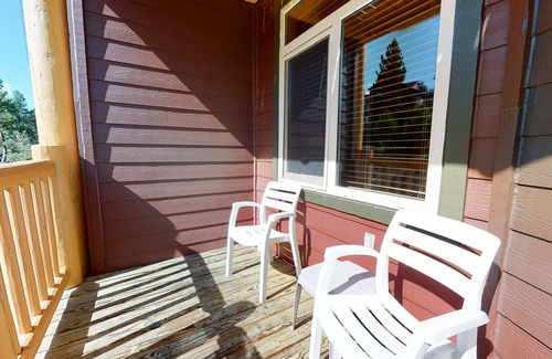 Mammoth Lakes Condo | Bright, Spacious, Mtn Modern! Quiet Location near Biking Trails, Pool On-site