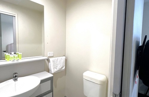 Carlton South Apartment | Bright Studio in Melbourne CBD | Walk to Market & Shops