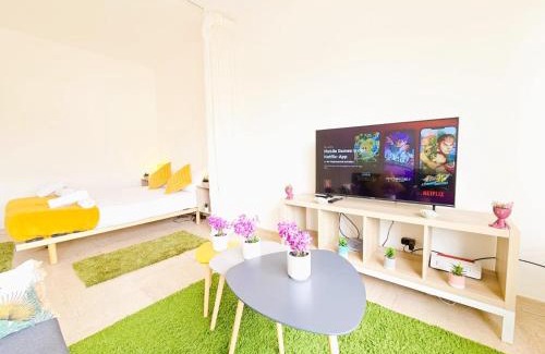 Belair Apartment | Bright Studio with outdoor balcony