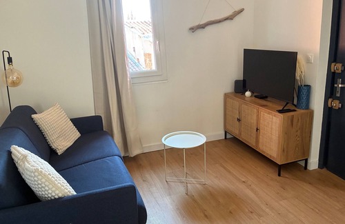 Carmes Apartment | Bright studio with rooftop view of Toulouse + A/C