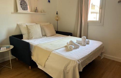 Carmes Apartment | Bright studio with rooftop view of Toulouse AC