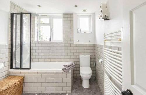 Merton House | Bright & Stylish 4-Bed Home in the Heart of Morden