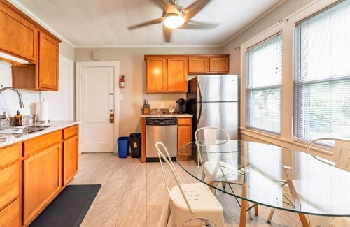 Ferndale Apartment | Bright & Stylish Ferndale 2BR Bungalow! Welcome!
