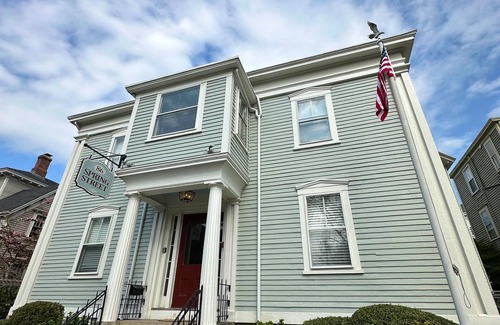 Historic Hill Apartment | Bright & Sunny 1 Bed/1 Bath/Dog Friendly on Historic Spring St.