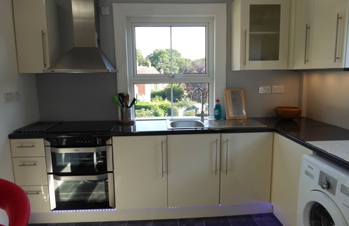 Sunninghill Apartment | Bright, sunny, 1-bedroomed apartment on the High Street