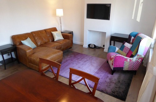 Sunninghill Apartment | Bright, sunny, 1-bedroomed apartment on the High Street