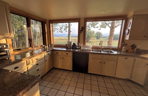 Jackson House | Bright & sunny house on open space close to Jackson. Discounts for longer stays!
