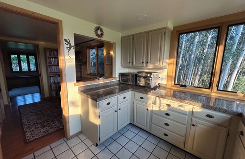 Jackson House | Bright & sunny house on open space close to Jackson. Discounts for longer stays!