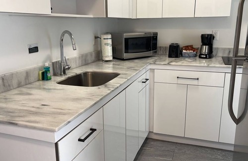 North Beach Hotel | Bright & Sunny Room with Pool Near North Beach Miami