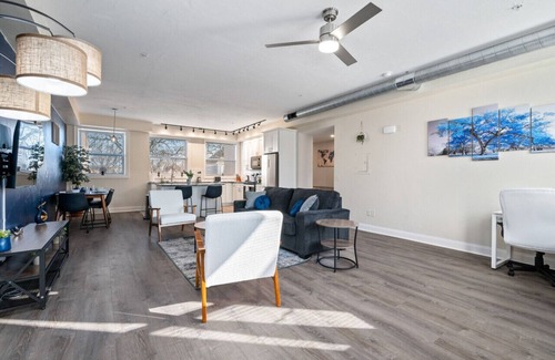 East Liberty Apartment | Bright & Upscale|King Bed|Free Parking w/Workspace
