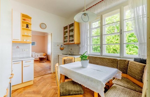 Wurflach Apartment | Bright vacation apartment on the farm, surrounded by meadows and gardens