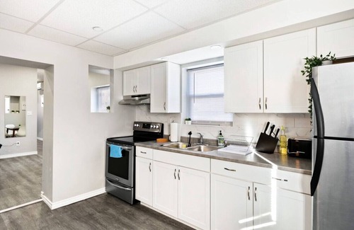 Walkerville Apartment | Bright Walkerville Flat | 2BR, Parking, Near DT