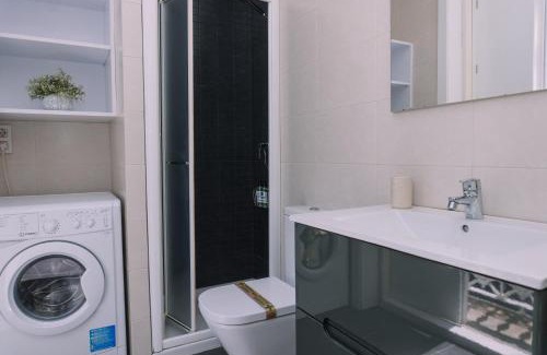 Casco Vello Apartment | Brillo desde la ventana en Vigo by CABANA Rentals